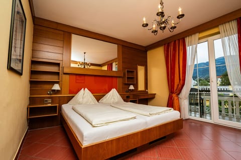 Classic Double Room | In-room safe, blackout drapes, free WiFi, bed sheets