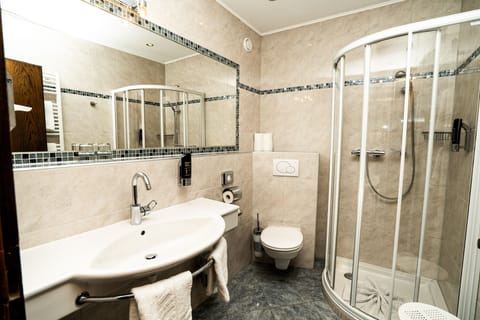 Classic Double Room | In-room safe, blackout drapes, free WiFi, bed sheets