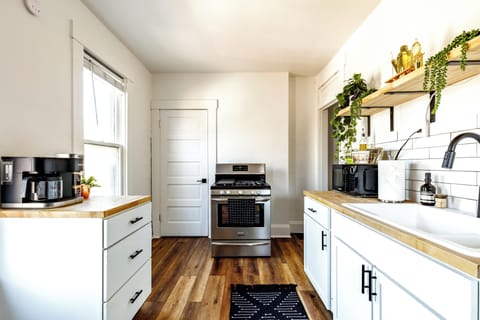 Full-size fridge, microwave, oven, stovetop