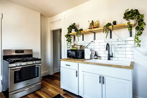 Full-size fridge, microwave, oven, stovetop