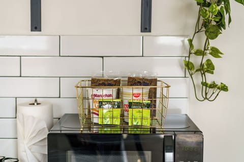 Full-size fridge, microwave, oven, stovetop