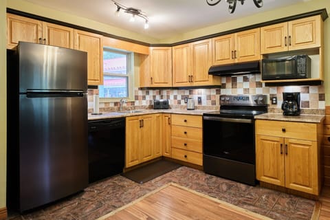 Full-size fridge, microwave, stovetop, dishwasher