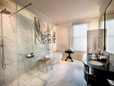 Superior Room | Bathroom | Separate tub and shower, free toiletries, hair dryer, bathrobes