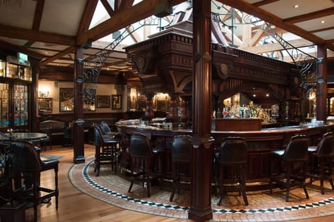2 bars/lounges, pub