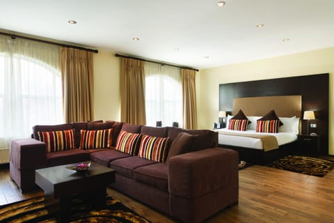 Suite (Morrison) | In-room safe, desk, iron/ironing board, rollaway beds