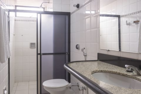 Suite (Double) | Bathroom | Shower, towels, toilet paper