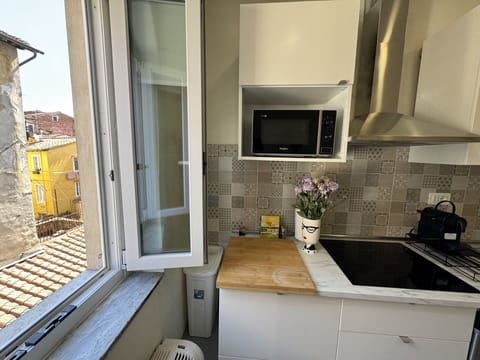 Major Appliance, Kitchen Appliance, Kitchen, Interior Design, Flooring, Countertop, Home Appliance, Floor, Home, Room