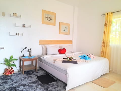 Premier Room, 1 Bedroom, Balcony | Minibar, bed sheets