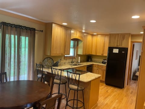 Signature House, 3 Bedrooms, Patio, Mountain View | In-room dining