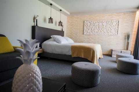 Standard Suite, Lake View | Premium bedding, in-room safe, desk, laptop workspace