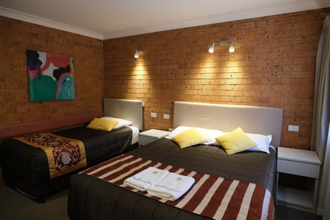 Deluxe Queen Room Ground Floor - 1 Queen and 1 Single Bed | Minibar, desk, iron/ironing board, free WiFi