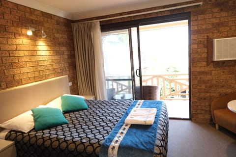 Deluxe Queen with Balcony Upstairs Room - 1 Queen and 1 Single Bed | Minibar, desk, iron/ironing board, free WiFi