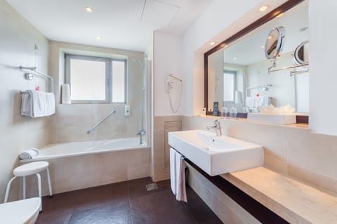 Junior Suite | Bathroom | Combined shower/tub, hair dryer, slippers, towels