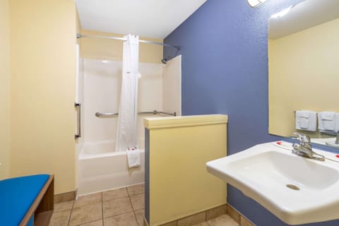 Room, 1 King Bed, Accessible, Non Smoking | Accessible bathroom