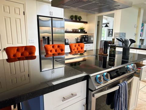 Hilltop Villa: Kitchen island ... gather around