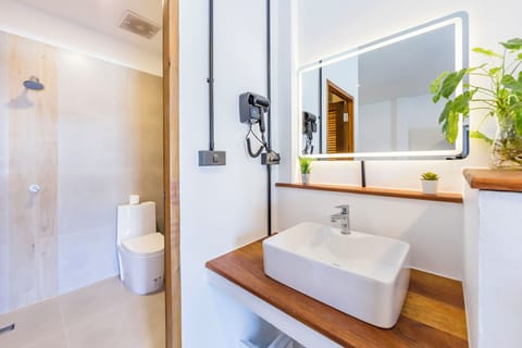 Studio | Bathroom | Shower, hair dryer, towels