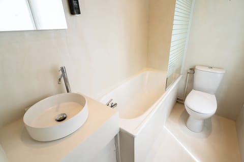 Double Room, Bathtub | Bathroom | Shower, free toiletries, hair dryer, towels