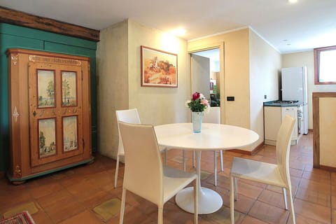 Autumn, Dining Room, Living Room, Spring, Summer