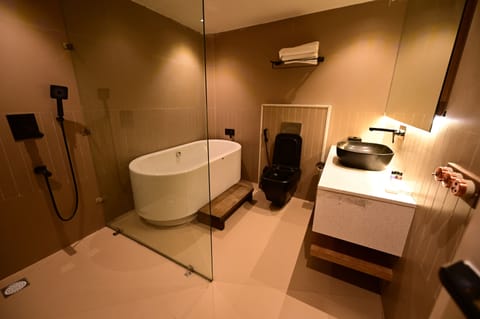 Presidential Room, 1 Double Bed | Bathroom | Free toiletries, hair dryer, slippers, towels