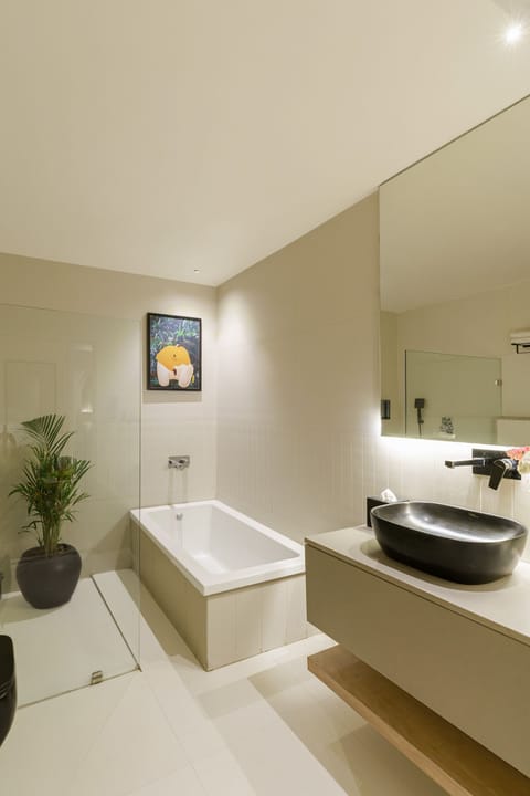 Suite room with bath tub Pool view | Bathroom | Free toiletries, hair dryer, slippers, towels