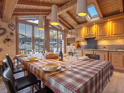 Wood, Home, Furniture, Cottage, Kitchen & Dining Room Table, Apartment, Mountain Range, Chair, Kitchen, Hardwood