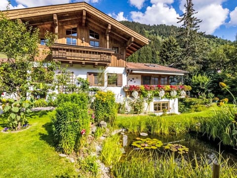 House, Shrub, Cottage, Home, Garden, Roof, Groundcover, Estate, Farmhouse, Spring