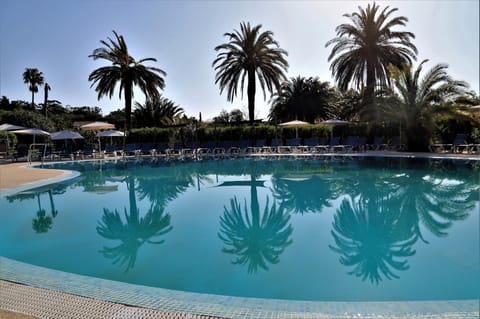 Seasonal outdoor pool, pool umbrellas, sun loungers