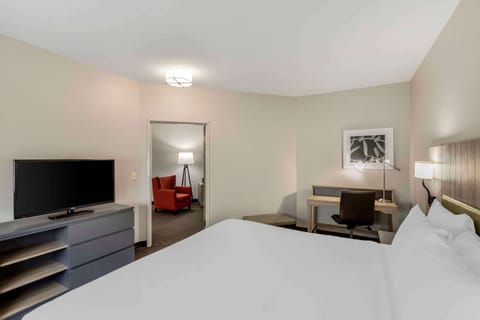 Suite, 1 King Bed, Non Smoking, Jetted Tub | Individually furnished, desk, blackout drapes, iron/ironing board