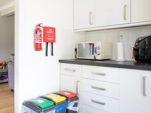 Kitchen Appliance, Major Appliance, Kitchen, Countertop, Interior Design, Home Appliance, Furniture, Cabinetry, Small Appliance, Flooring