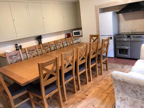 House | 8 bedrooms, desk