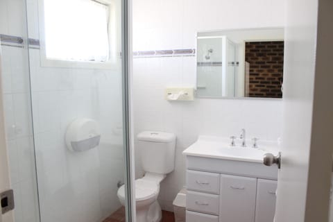 Basic Twin Room | Bathroom | Free toiletries, hair dryer, towels