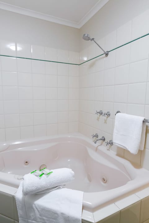 Executive Queen Room With Spa | Bathroom | Combined shower/tub, free toiletries, hair dryer, towels