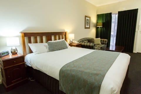 Executive Queen Room With Spa | Minibar, desk, soundproofing, iron/ironing board