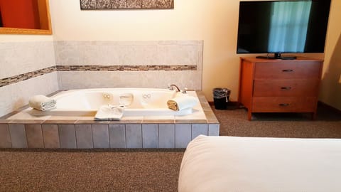 Deluxe Room, 1 Queen Bed, Jetted Tub, Annex Building | Jetted tub