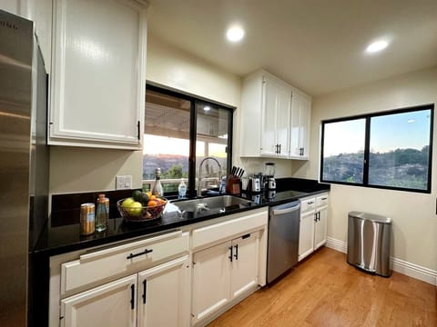 Penthouse Cottage: Kitchen with a view.