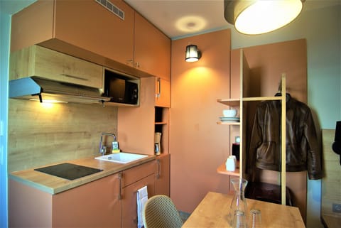 Studio Double | Private kitchen | Fridge, microwave, stovetop, electric kettle