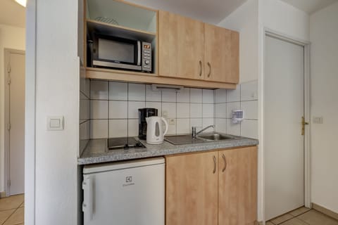 Fridge, microwave, stovetop, coffee/tea maker