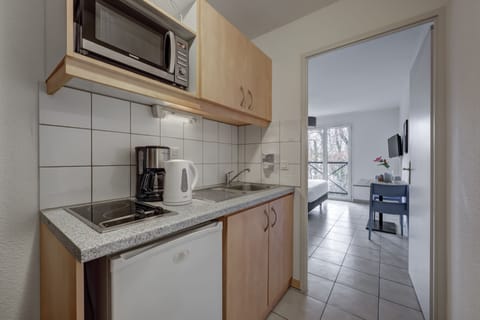 Standard Studio | Private kitchenette | Fridge, microwave, stovetop, coffee/tea maker