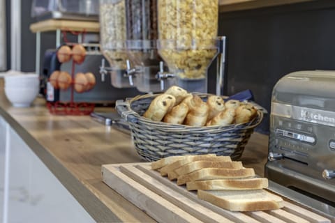 Daily continental breakfast (EUR 12.90 per person)