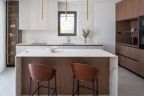 A fully equipped kitchen (microwave oven, espresso machine, wine fridge, toaster, kettle...), kitchen island, et