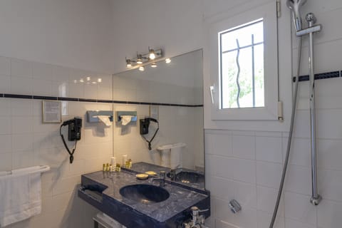 Comfort Triple Room | Bathroom | Free toiletries, hair dryer, towels, soap