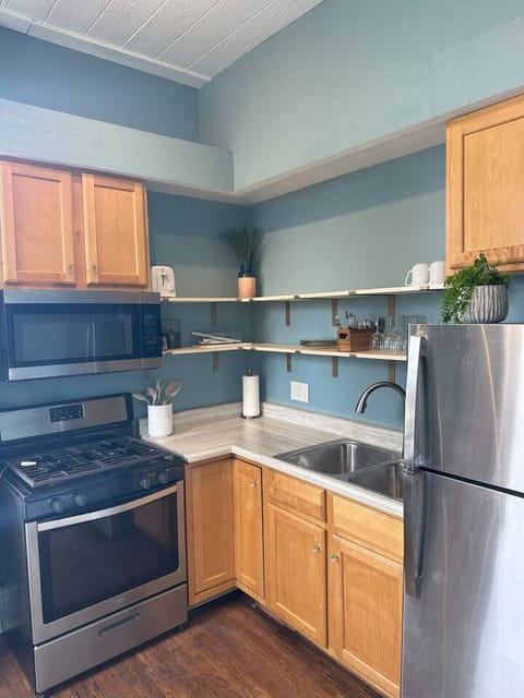 Full Kitchen with basics for cooking and dining for 4-6