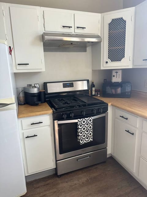 Stove, microwave, Nespresso Vertuo, fridge & freezer