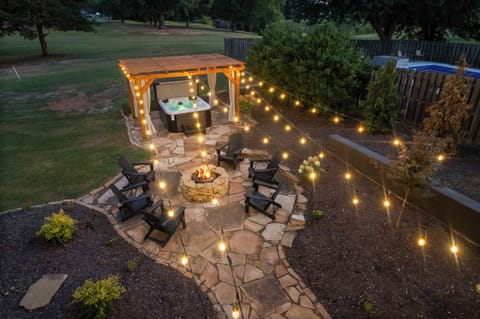 Dream backyard: hot tub, fire pit, golf course views, & twinkle lights!