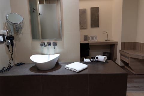 Standard Room, 1 King Bed | Bathroom | Shower, free toiletries, hair dryer, towels