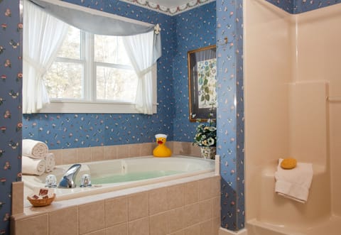 Suite, Private Bathroom (Tanglewood Suite) | Bathroom | Free toiletries, towels