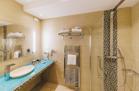 Comfort Double Room, Sea View | Bathroom | Shower, free toiletries, hair dryer, bathrobes