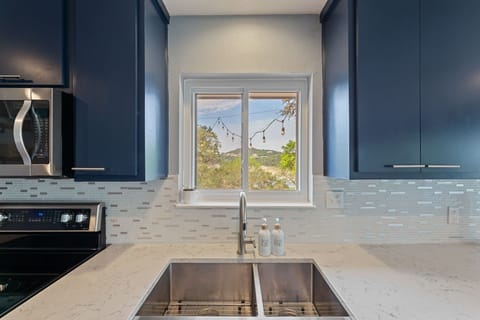 House, Multiple Beds, Patio, Garden View (TX Sunset Ranch (17)) | Private kitchen | Fridge, microwave, oven, stovetop