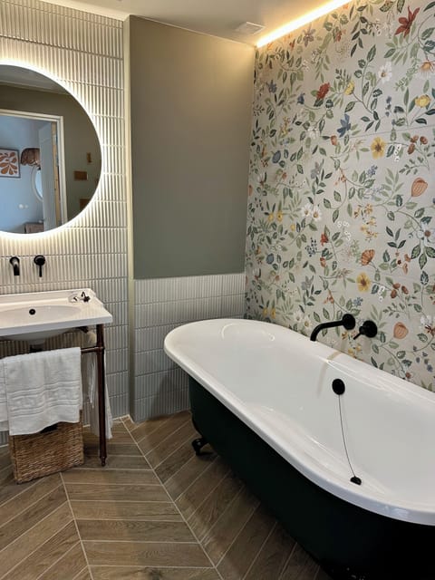 Deluxe Room, Garden View | Bathroom