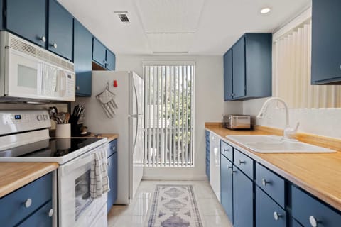 Condo, 1 King Bed with Sofa bed, Balcony, Pool View (Sunset Palmar) | Private kitchen | Fridge, microwave, oven, stovetop